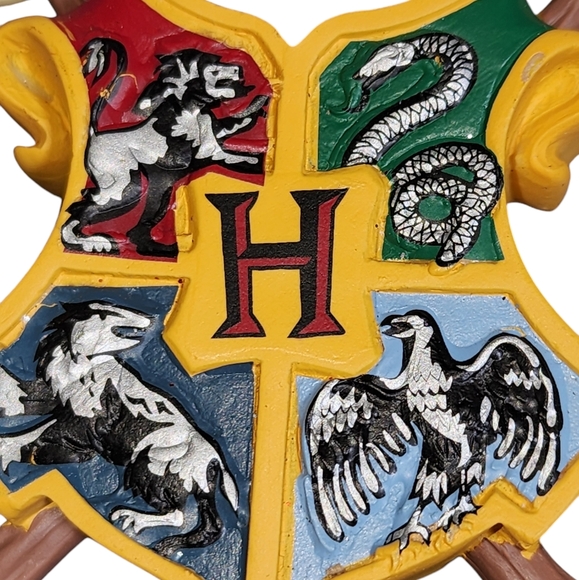 Hallmark Harry Potter Hogwarts Banner Over Crest 3-D Ornament 3.25"X2.75"0.75" - Picture 6 of 8